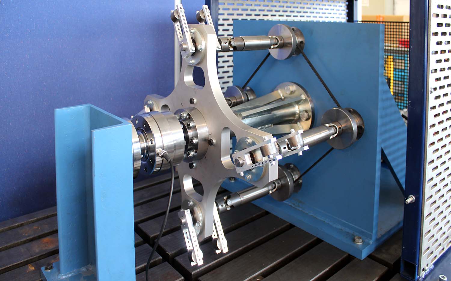 Torsionsschwingungsprüfstand mit zwei Drehmomentaufnehmern